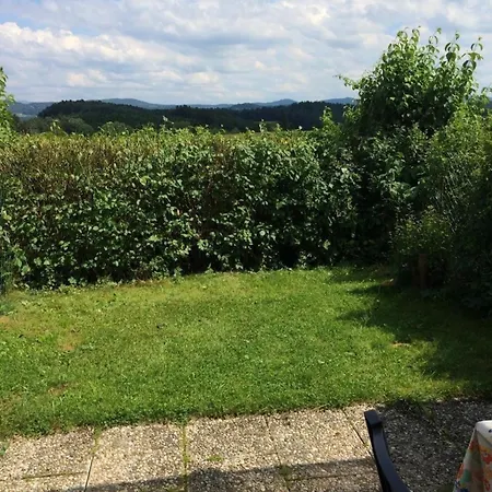 Rolligerechtes Mit Terrasse Und Garten